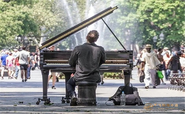 街头弹钢琴的男士